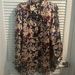 Lauren Ralph Lauren Women’s Buttondown shirt with with hidden buttons.